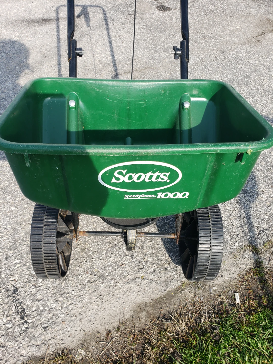 Scotts SpeedyGreen 1000 Broadcast Spreader - photo 2