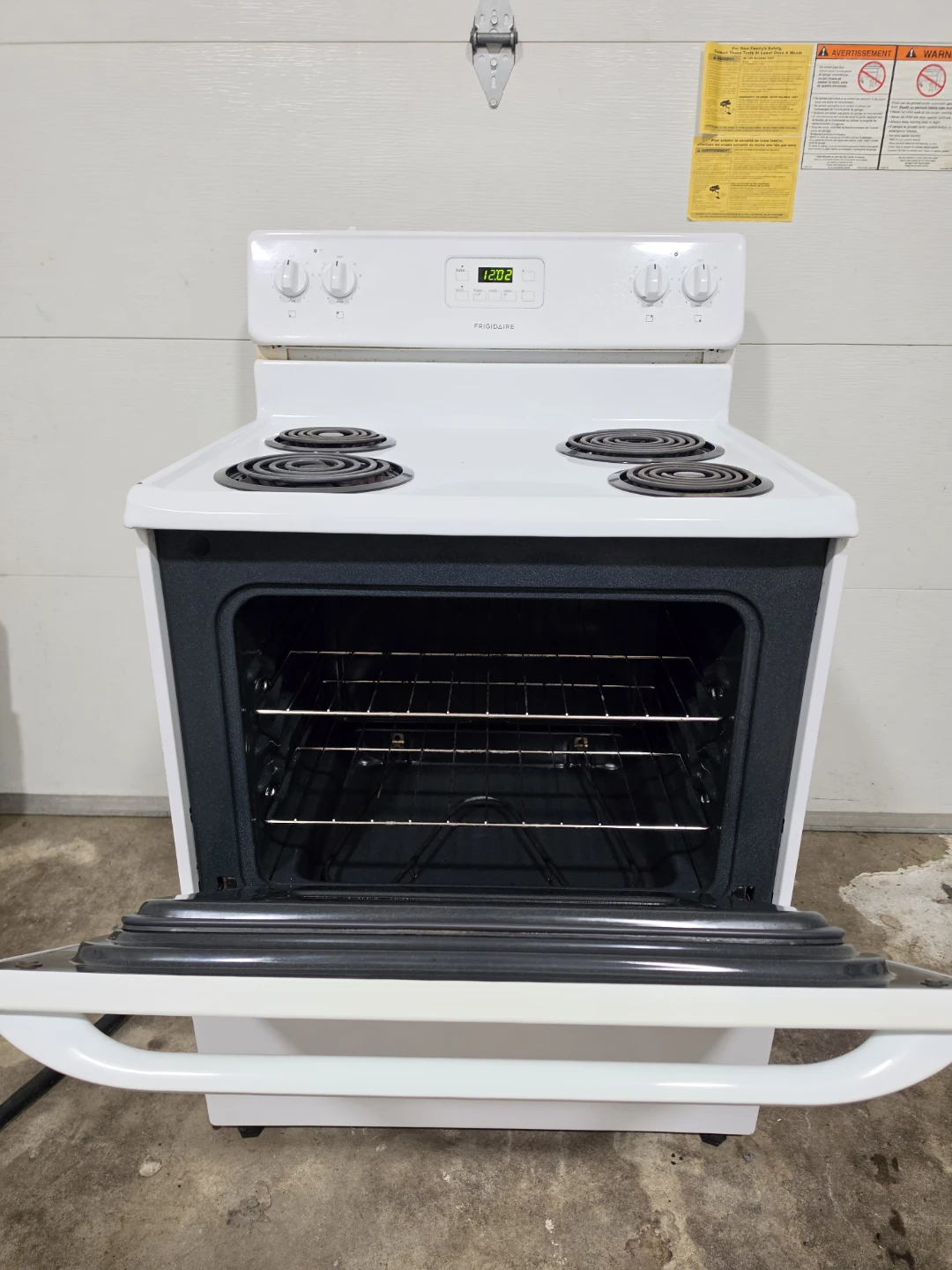 White Frigidaire Electric Range / Stove - Delivery Available! - photo 4