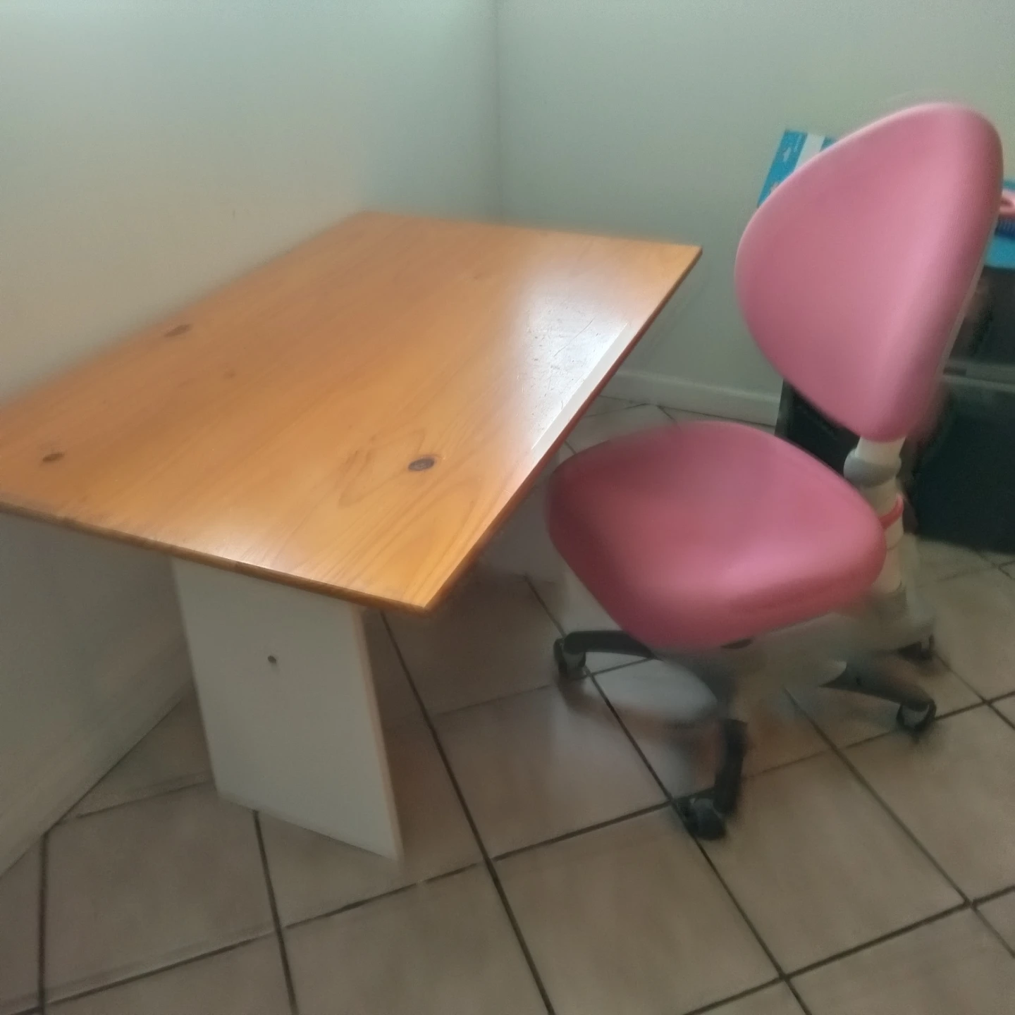Desk and a chear - photo 3