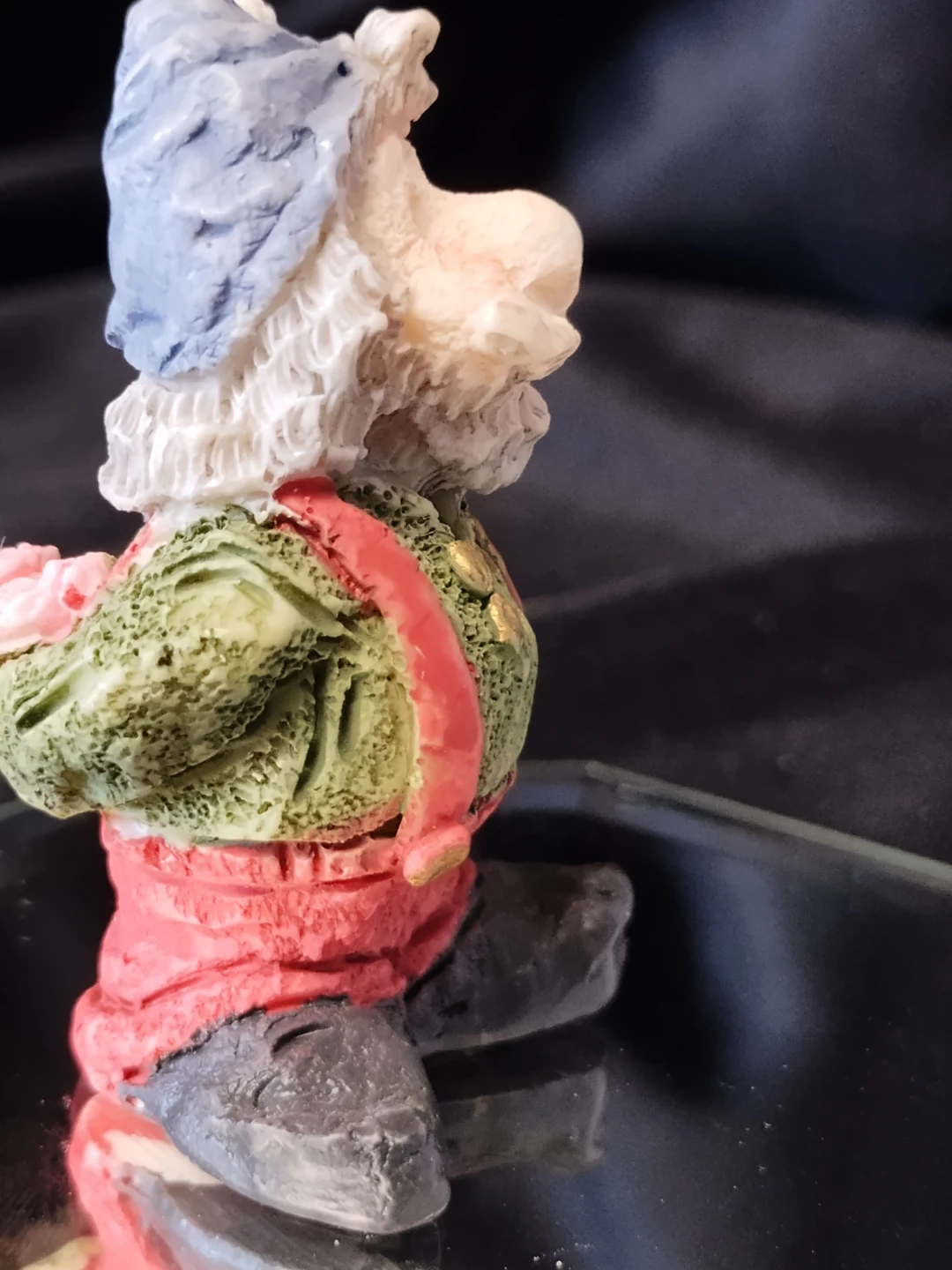 Figurine of a gnome holding flowers - photo 2