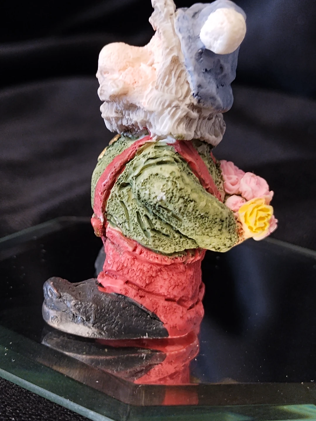 Figurine of a gnome holding flowers - photo 3