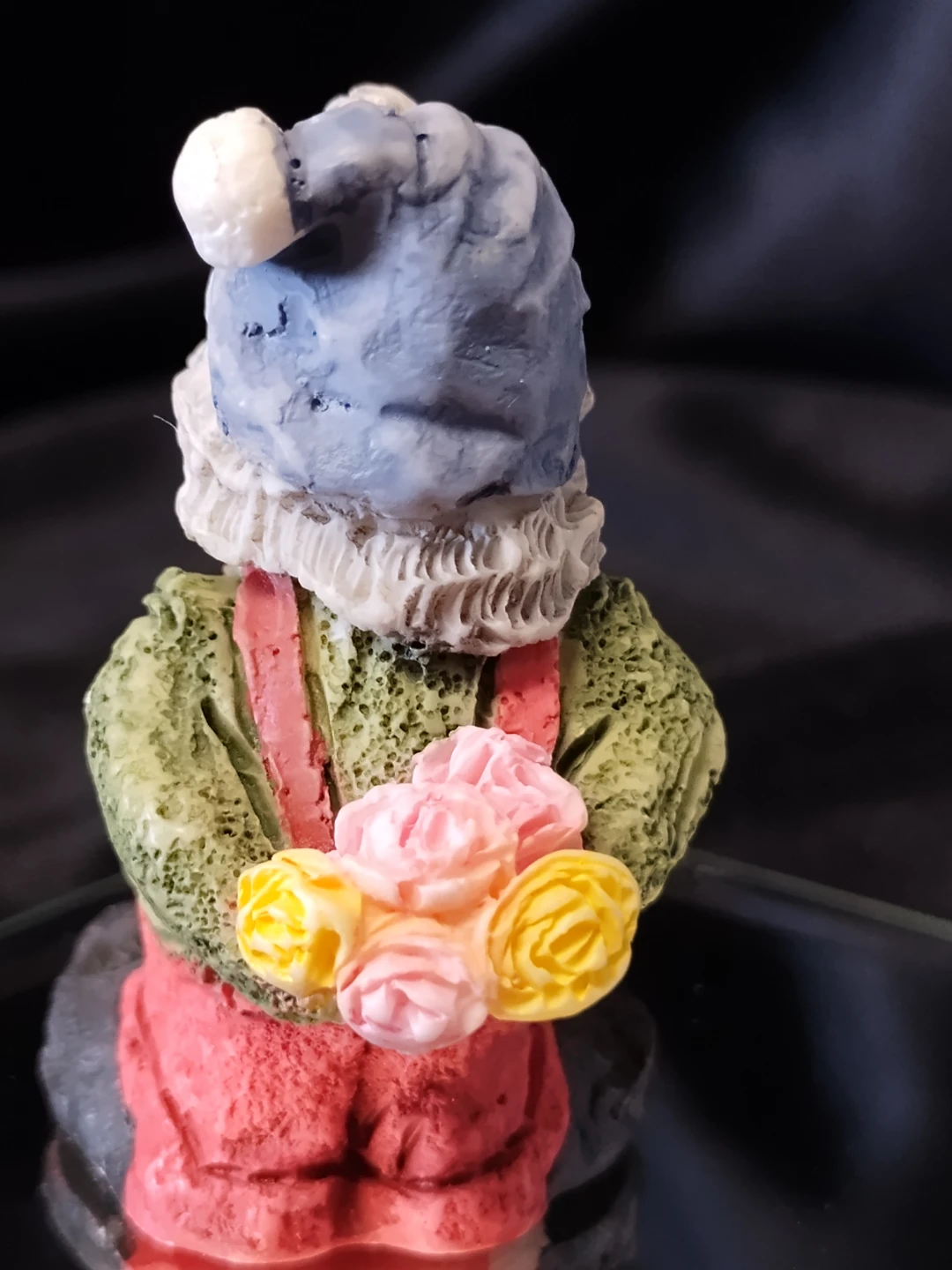 Figurine of a gnome holding flowers - photo 4