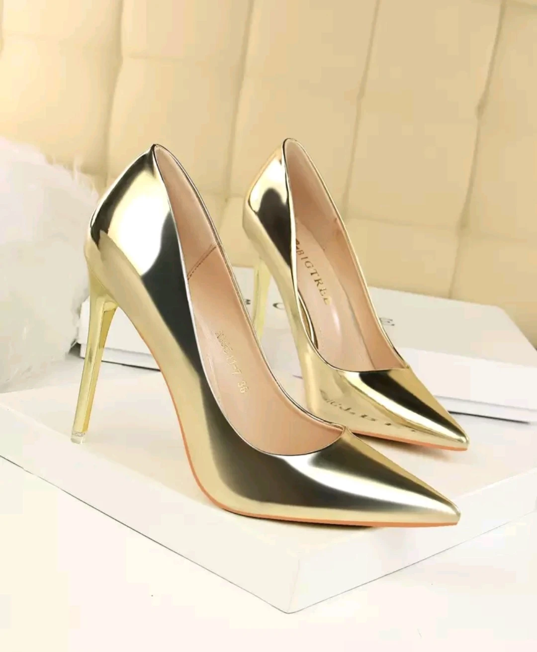 BIGTREE Gold Metallic Pointed Toe Stiletto Heels Size 6