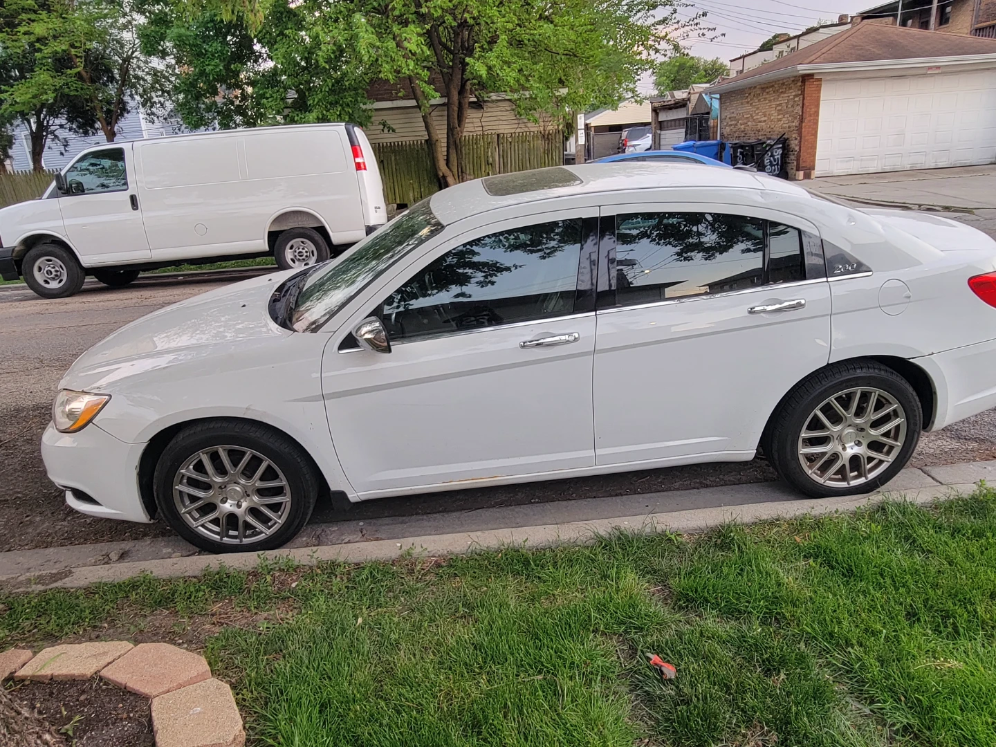 White Chrysler 200 Sedan - photo 3