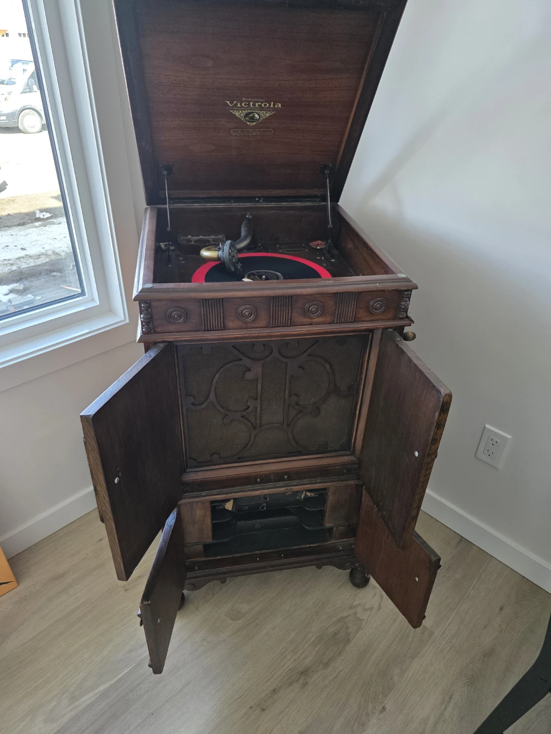 Victrola VV-X 76438 Talking Machine