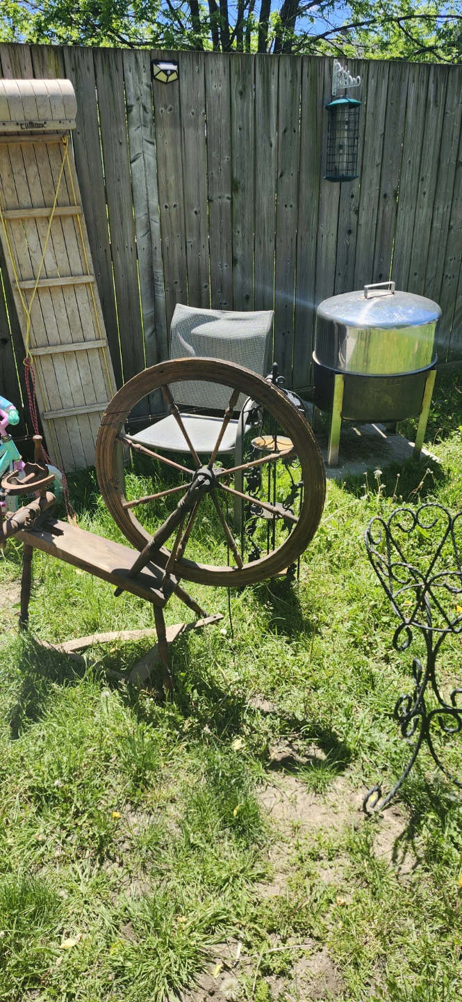 Yard Sale 5506 Highland Ave Niagara Falls - photo 2