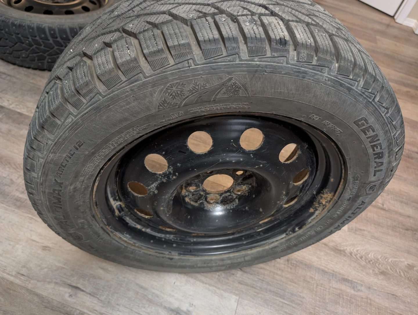 ❄️ 4 Studded Winter Tires on Rims – 235/60 R18 –  ❄️ - photo 3