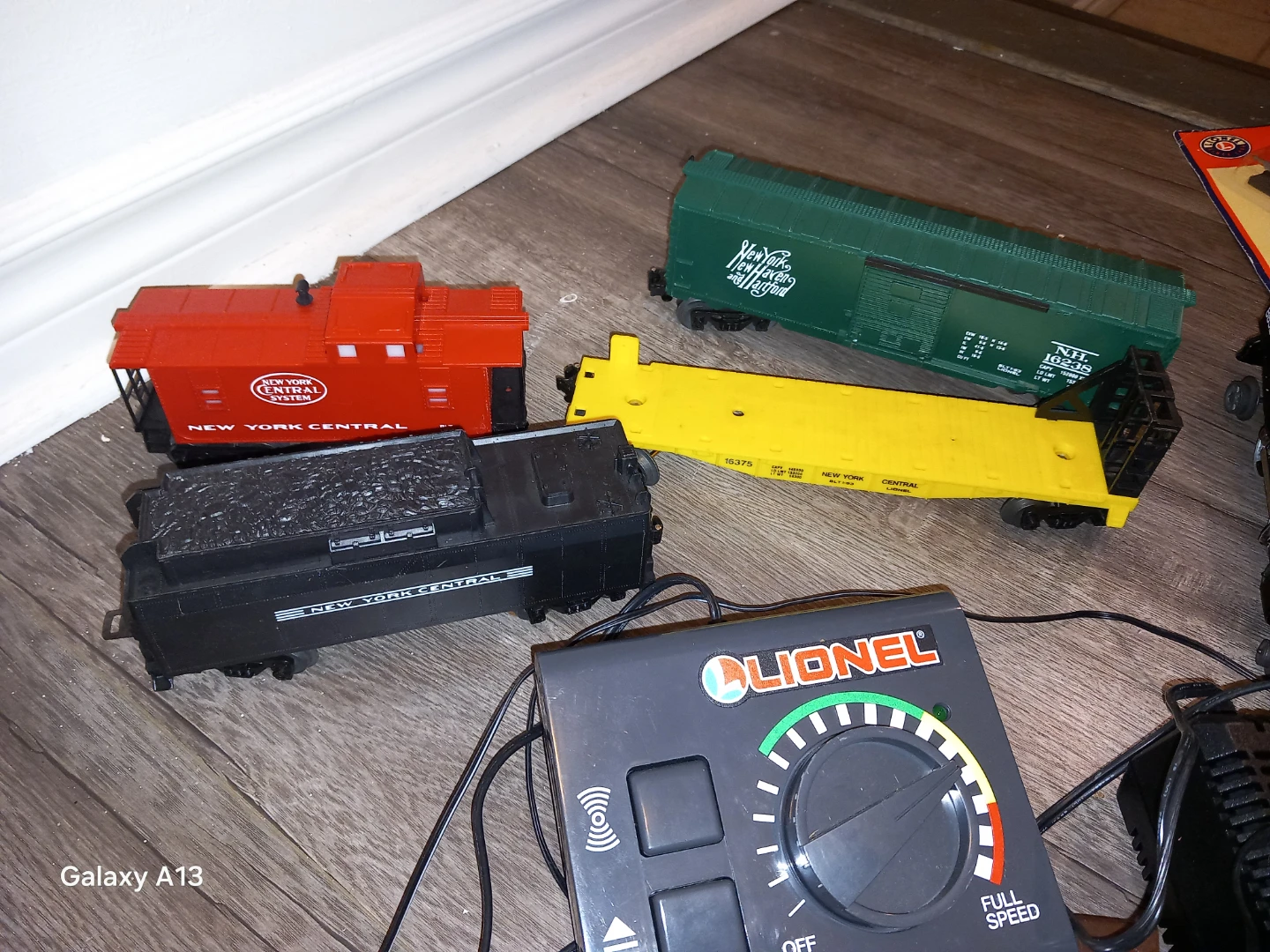 Lionel electric train set with engine, cars and track - photo 5