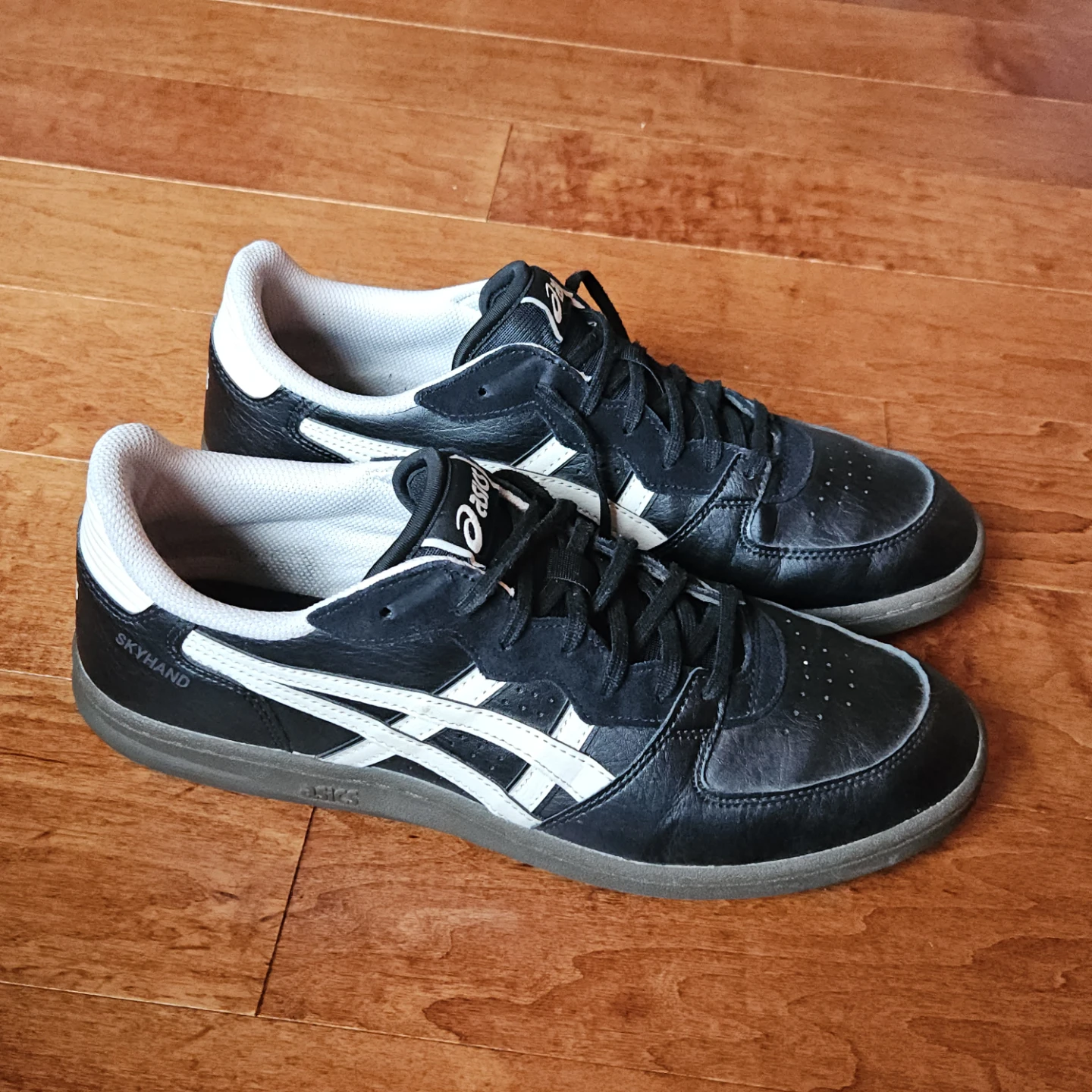 ASICS Skyhand OG Sneakers in Black/Gum