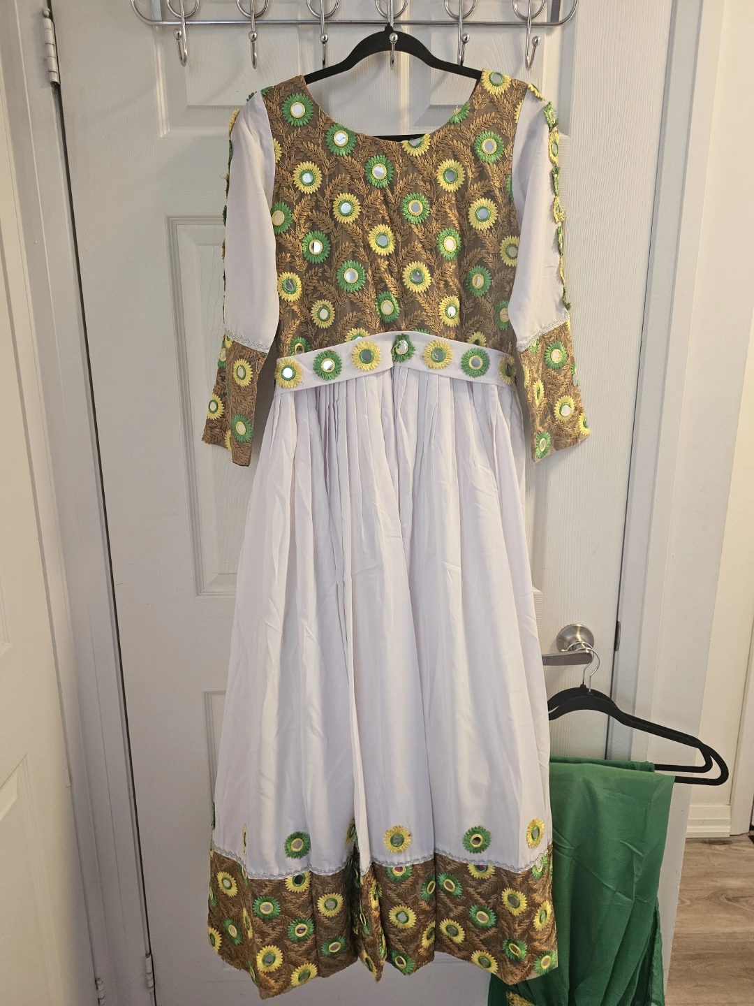 Embroidered White Dress with Green Dupatta - photo 2