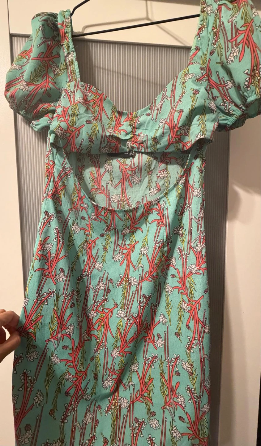 PrettyLittleThing Mint Green Floral Puff Sleeve Cut-Out Dress - photo 5