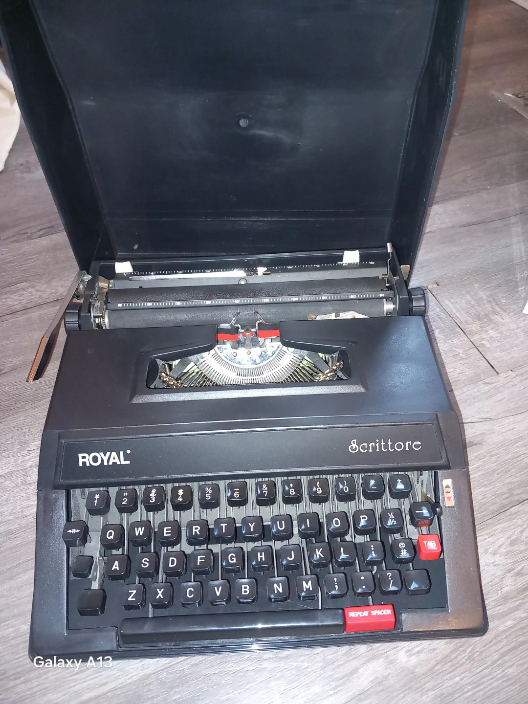 Royal Scrittore Portable Manual Typewriter with Case
