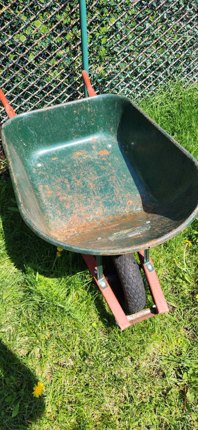 Yardworks Wheelbarrow - photo 3