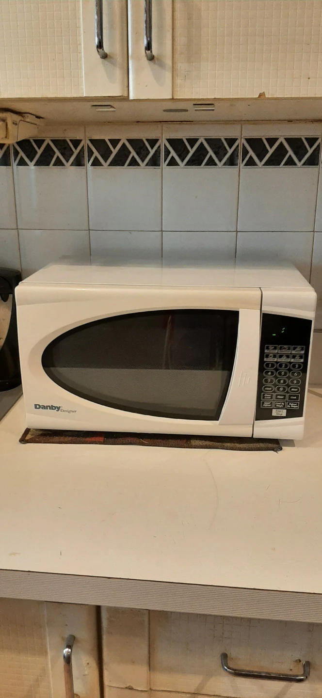 Danby Compact Designer Microwave READ DESCRIPTION ON SIZE