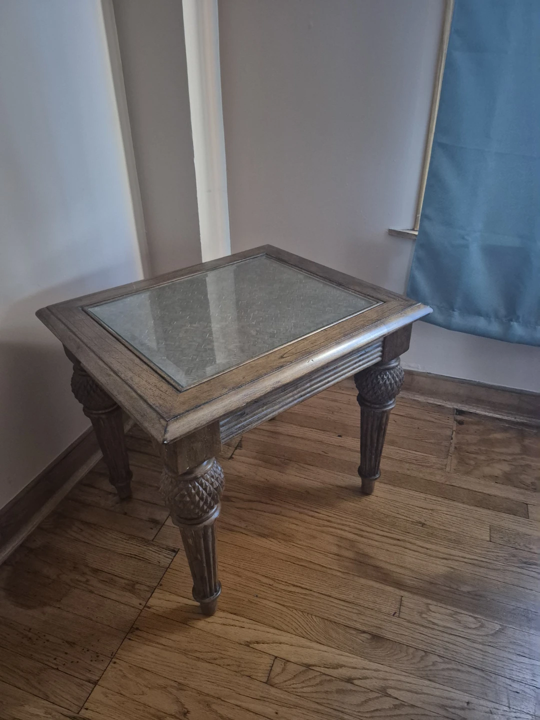 Mesa auxiliar de madera con tapa de cristal 2 x 60$