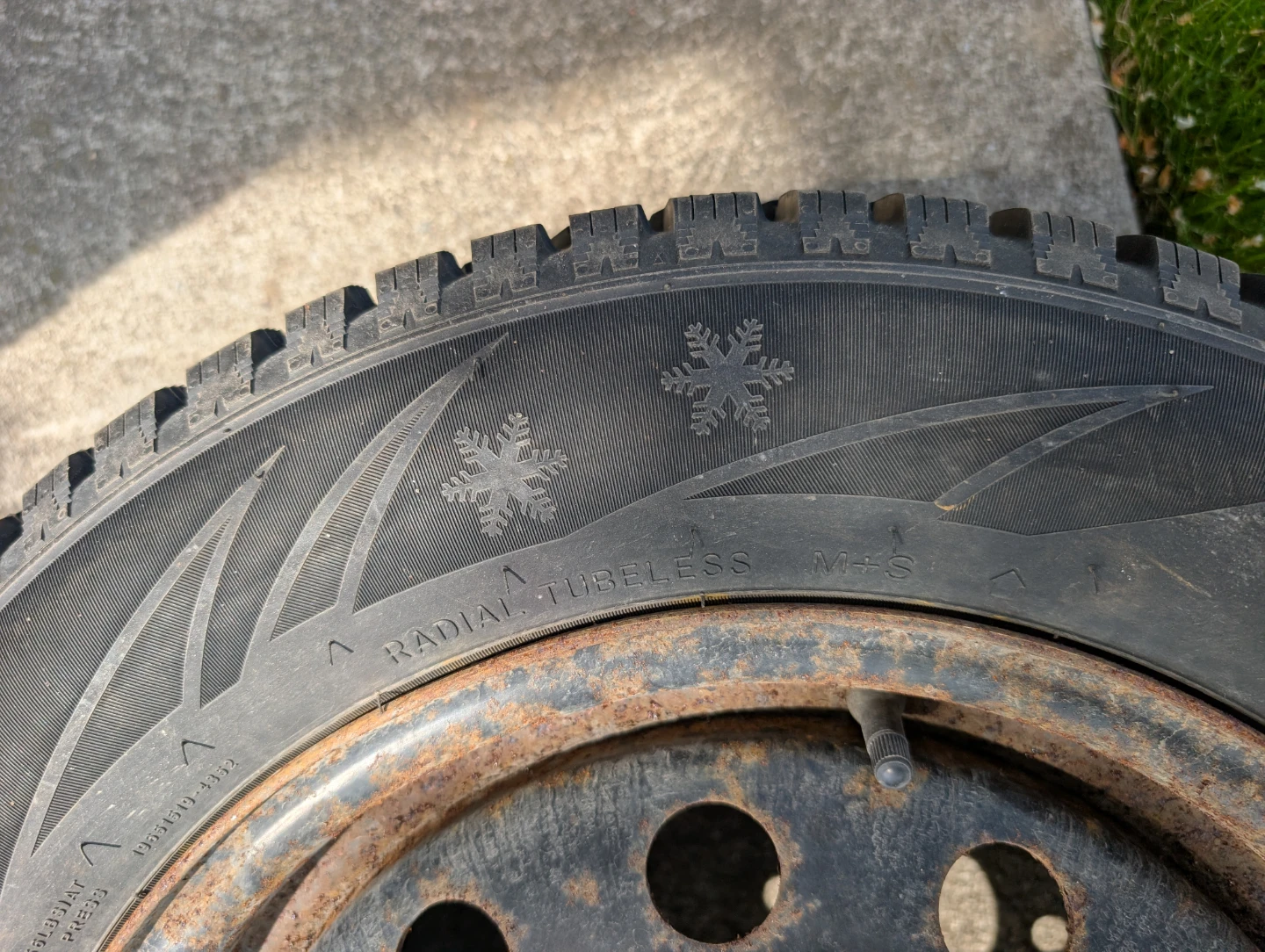 4 x 195/65R15 Winter Tires with Rims - photo 3