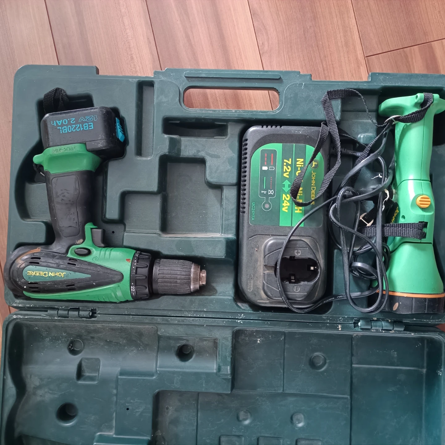 John Deere Cordless Drill & Flashlight Kit - photo 2