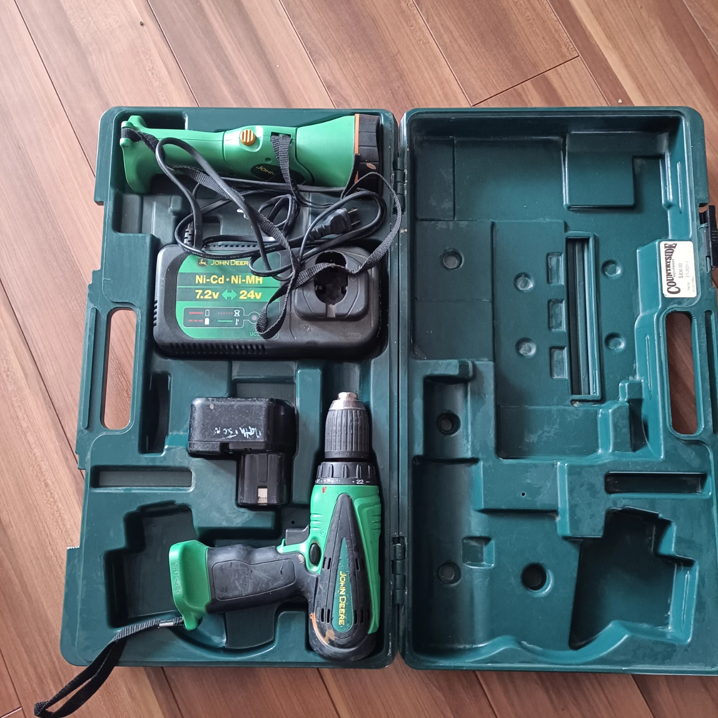 John Deere Cordless Drill & Flashlight Kit - photo 3