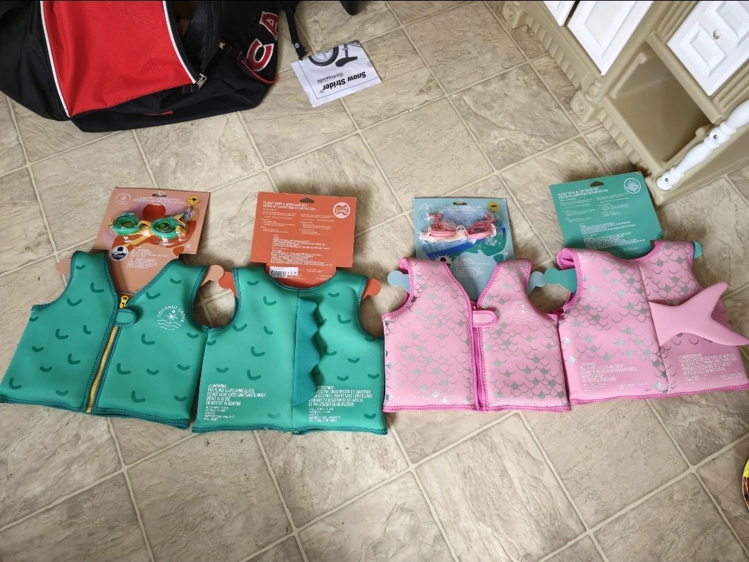 4 Brand New FLOAT VEST & GOGGLES SET $35 Set Firm
