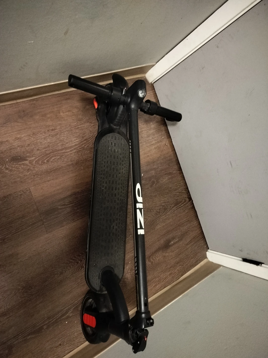 IZIP Electric Scooter. Comes with a charger - photo 3