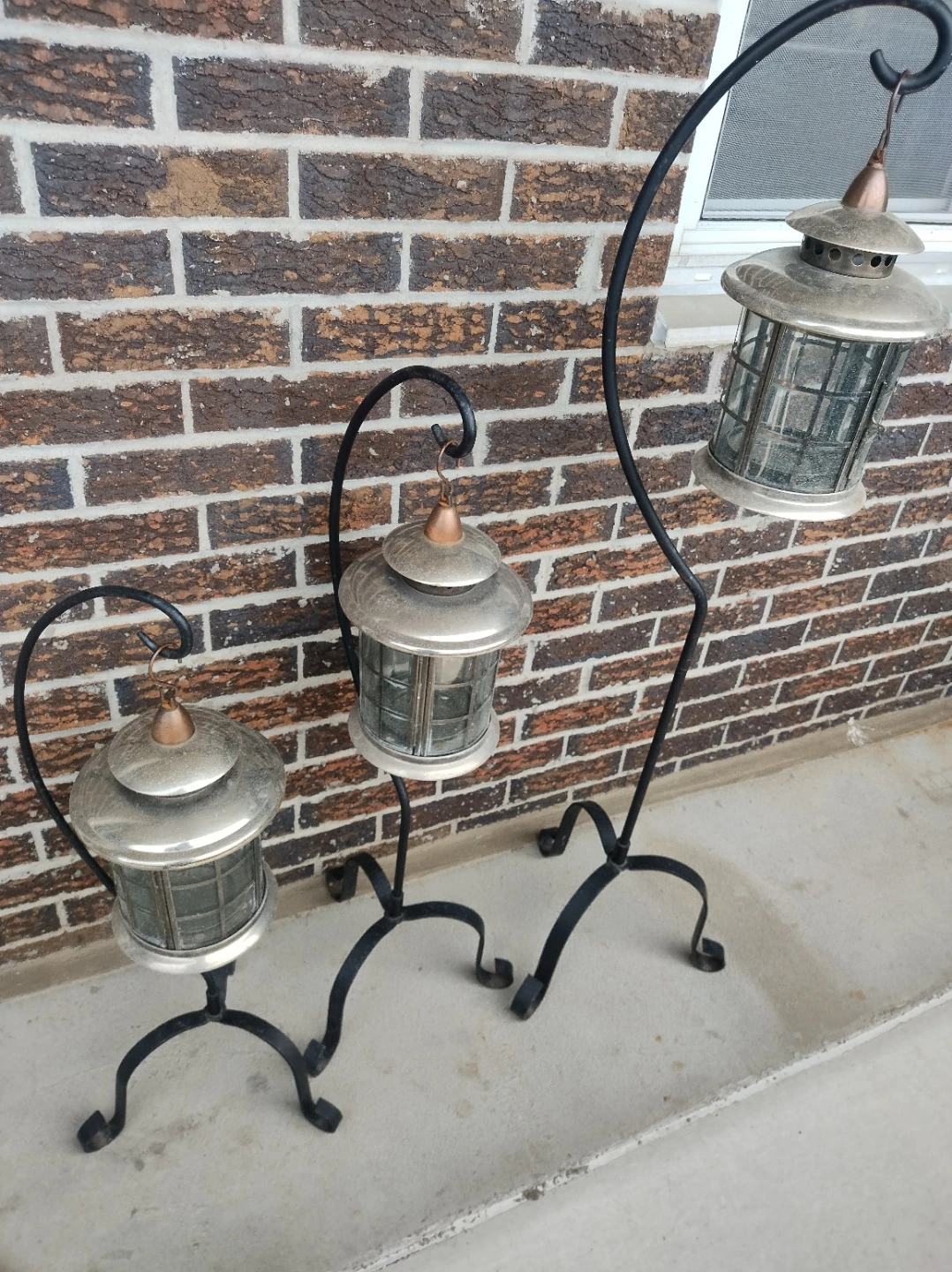 Set of 3 metal lanterns with stands