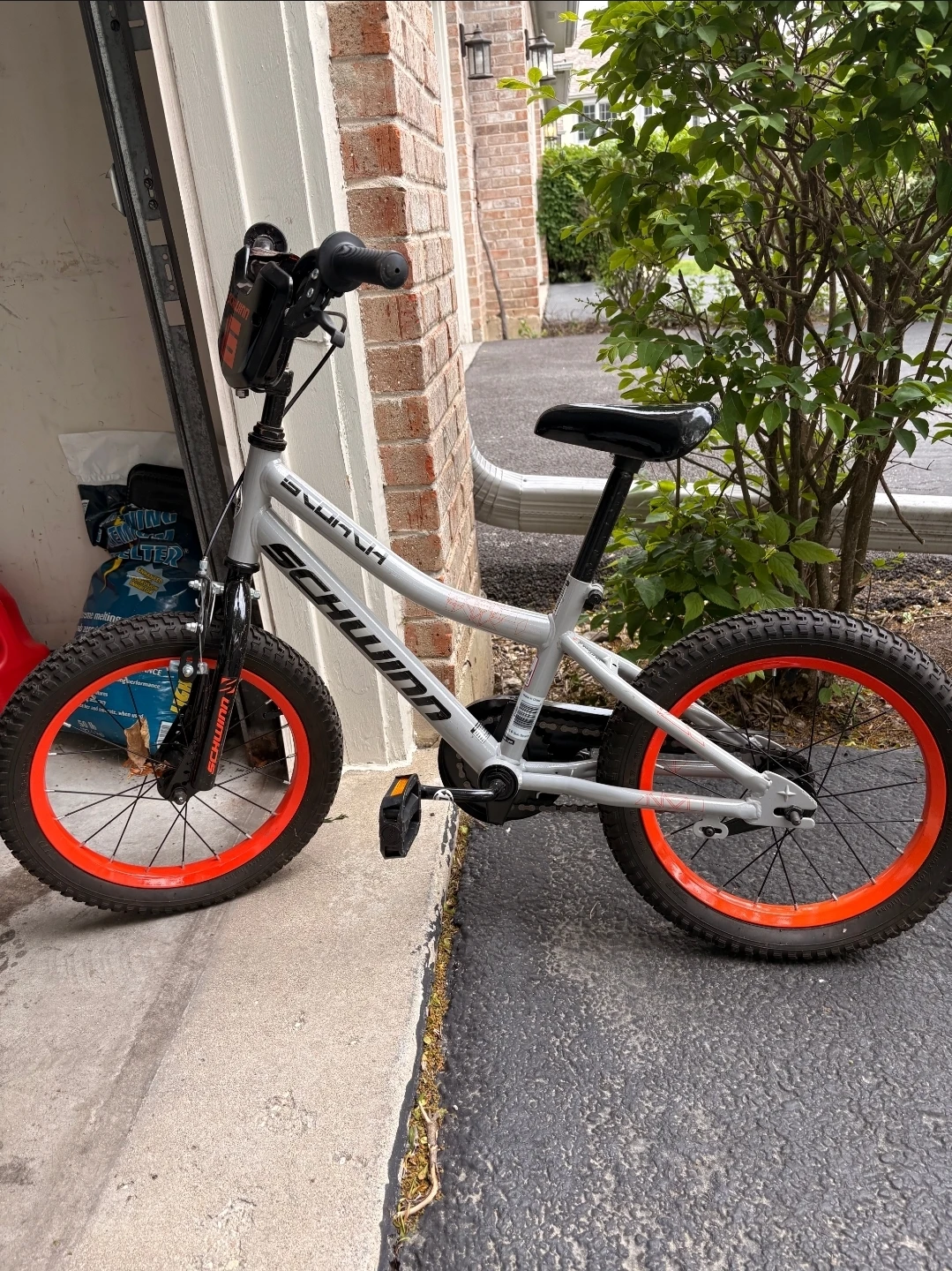 Schwinn Scortch 16" Kids Bike - Grey Like-New!