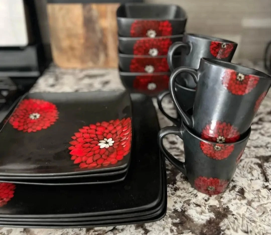 Black Square Plates with Red Floral Design - photo 4