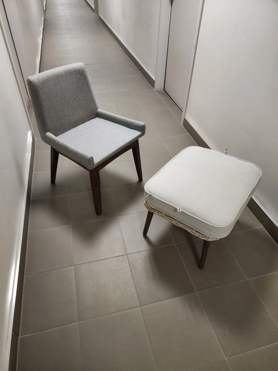 Grey upholstered accent chair with wooden legs - photo 2