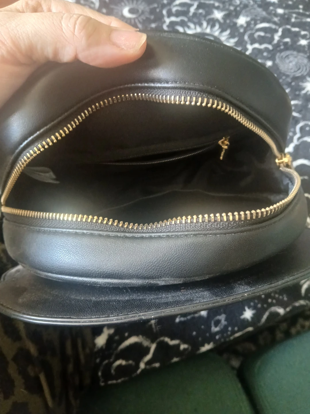 Skinnydip Hogwarts Crest Crossbody Bag Black - photo 2