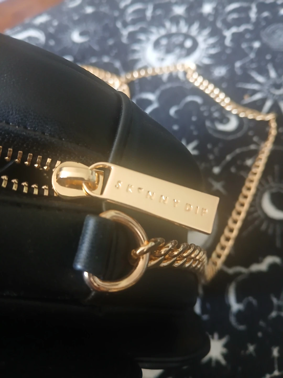 Skinnydip Hogwarts Crest Crossbody Bag Black - photo 3