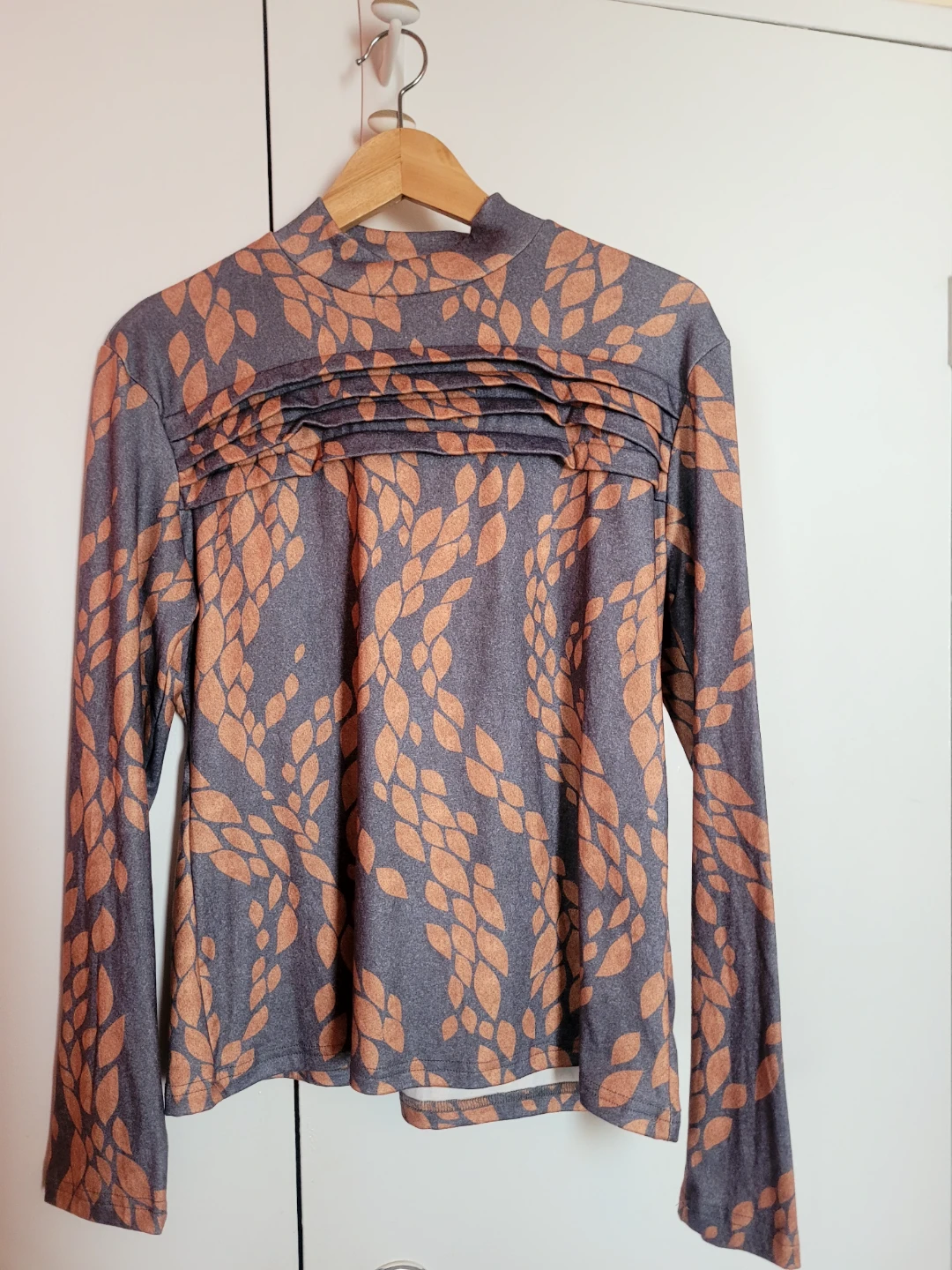 Grey & Orange Leaf Print Long Sleeve Top - Size L🥕🌱