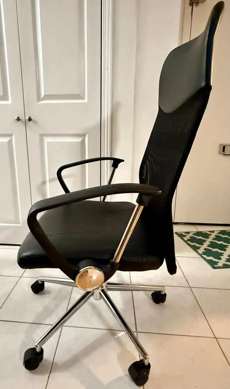 Black Mesh Office Chair - photo 2