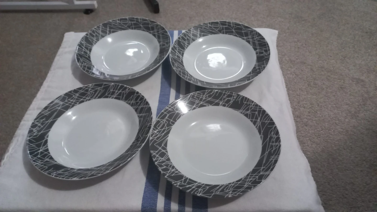 Set of 4 Bowls with Abstract Pattern