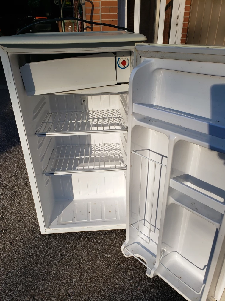 Danby DCR34W Refrigerator - photo 2
