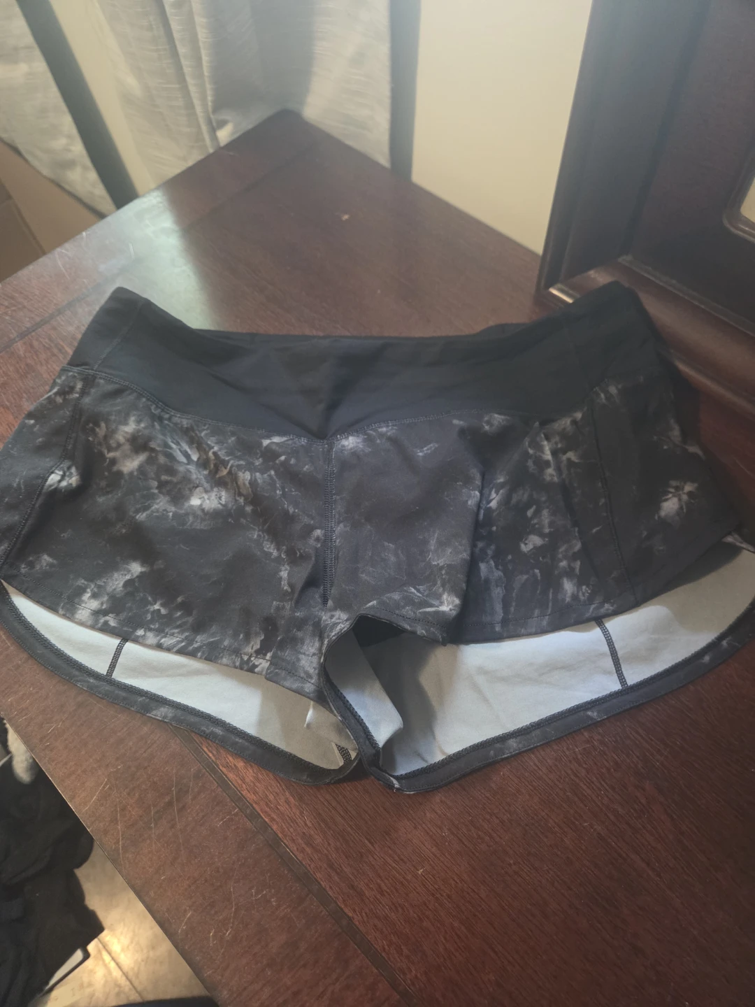 Lululemon Hotty Hot Shorts Black Marble Print Size 4 - photo 2