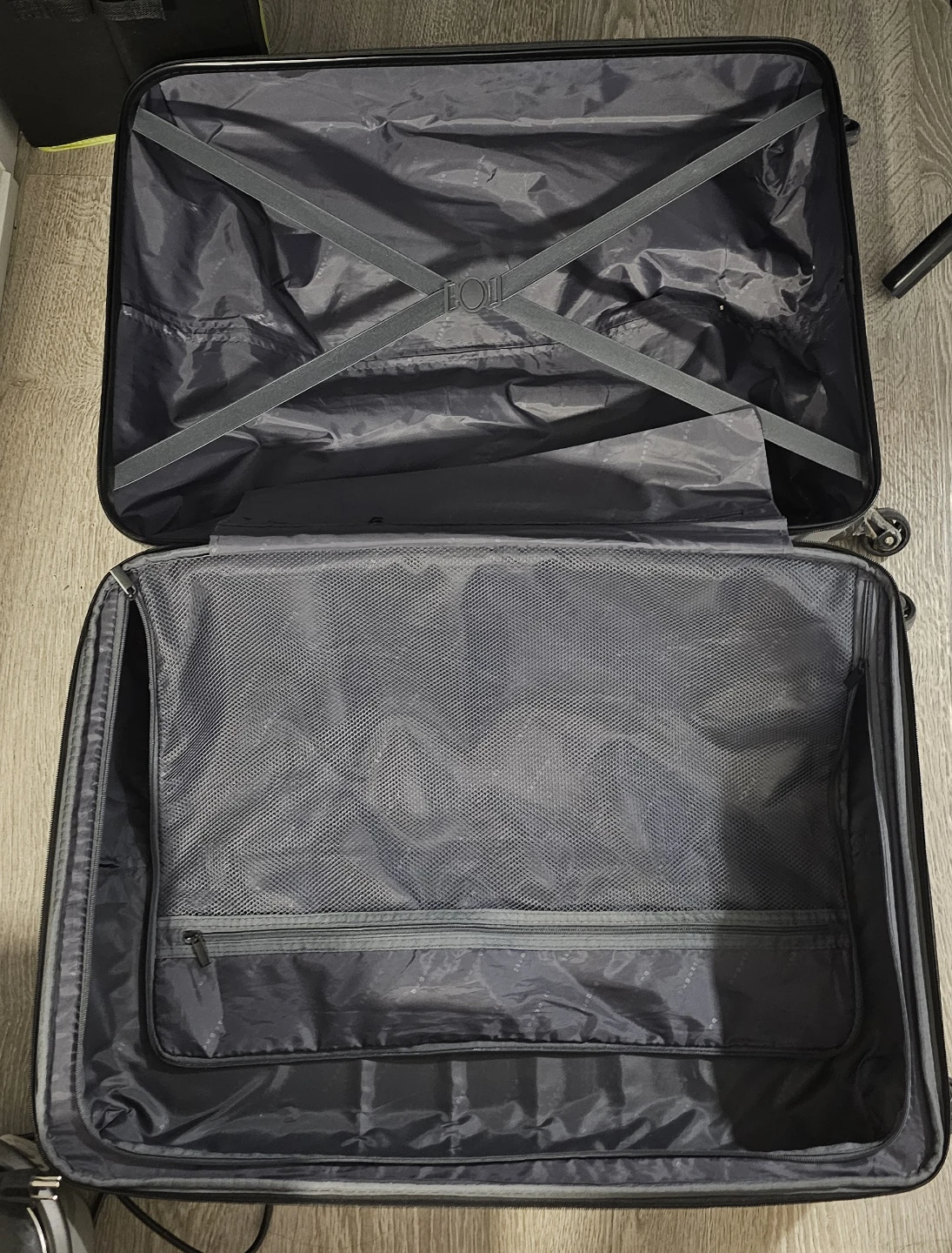 Bugatti Grey Hardshell Luggage (BROKEN) - photo 3