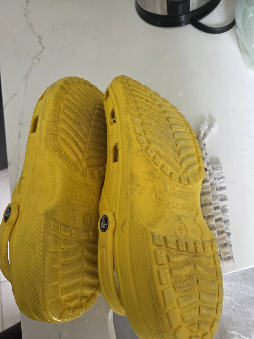 Yellow Crocs Size 9/11 - photo 4