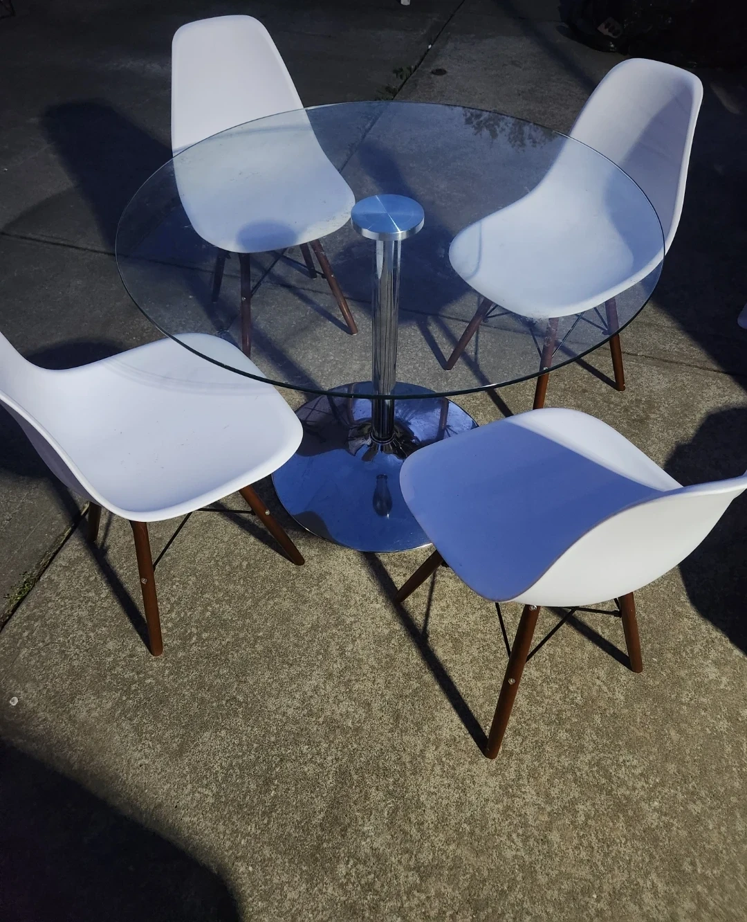 Like new Glass Top Dining Table Set with 4 White Chairs - photo 2