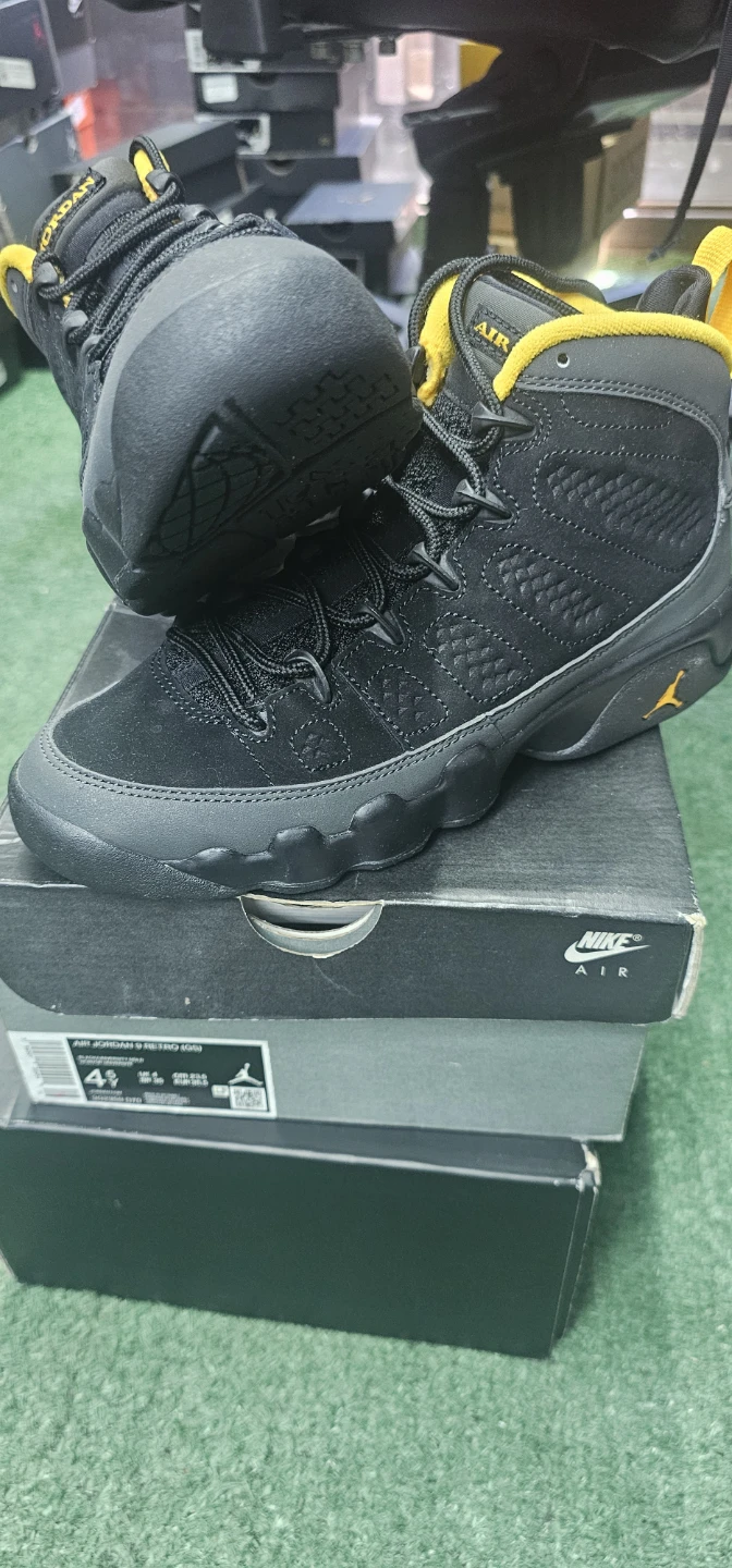 Air Jordan 9 Retro (GS) "Black University Gold" Size 4Y