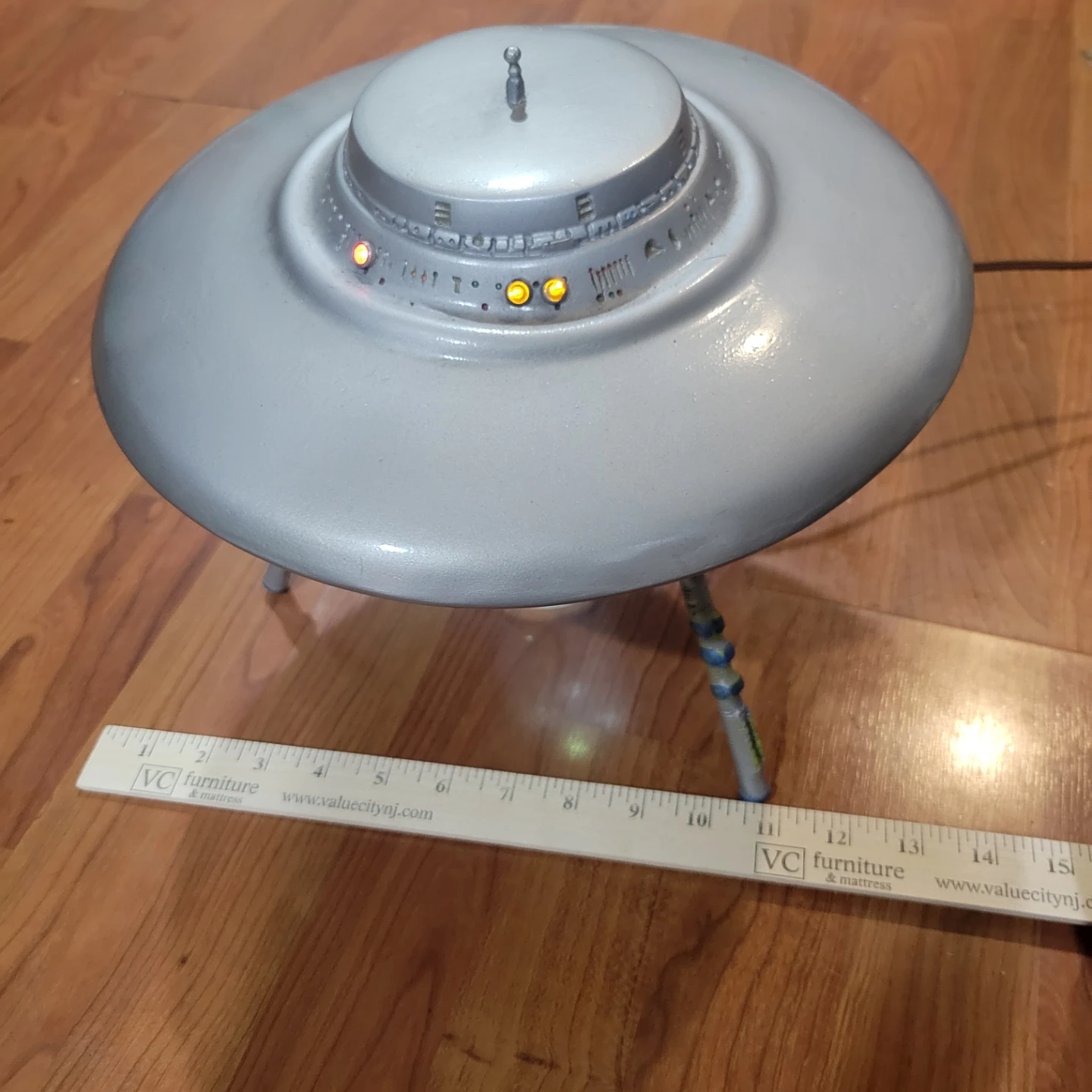 Silver Flying Saucer UFO Display Item with Figure - photo 3