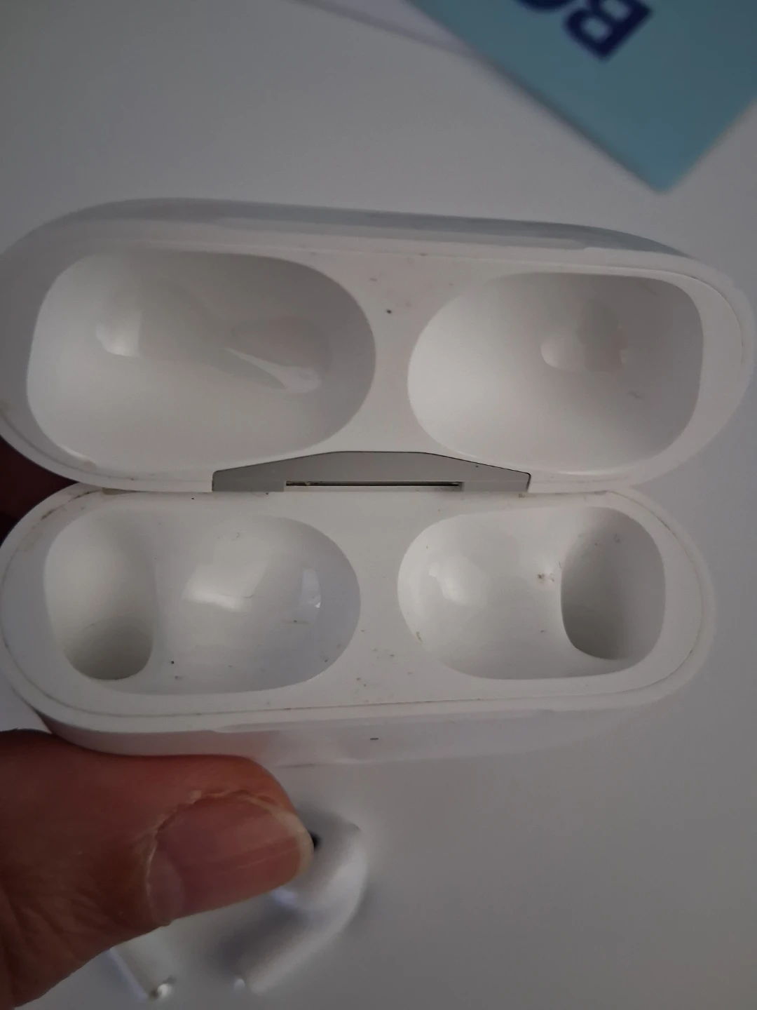 Apple AirPods Pro (1st Gen) Charging Case & Earbuds - photo 4