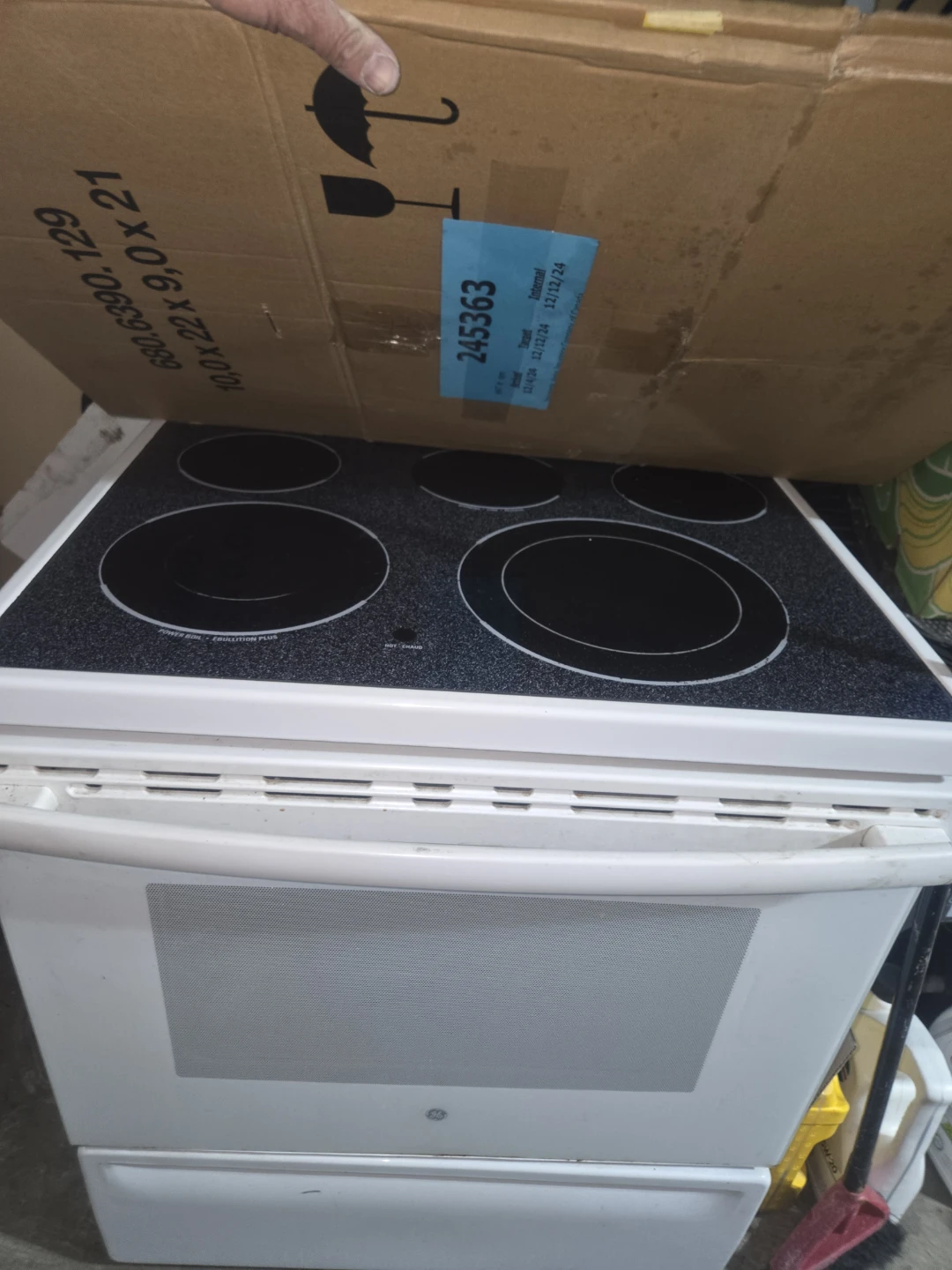 GE Electric Stove and Refrigerator Set - photo 4