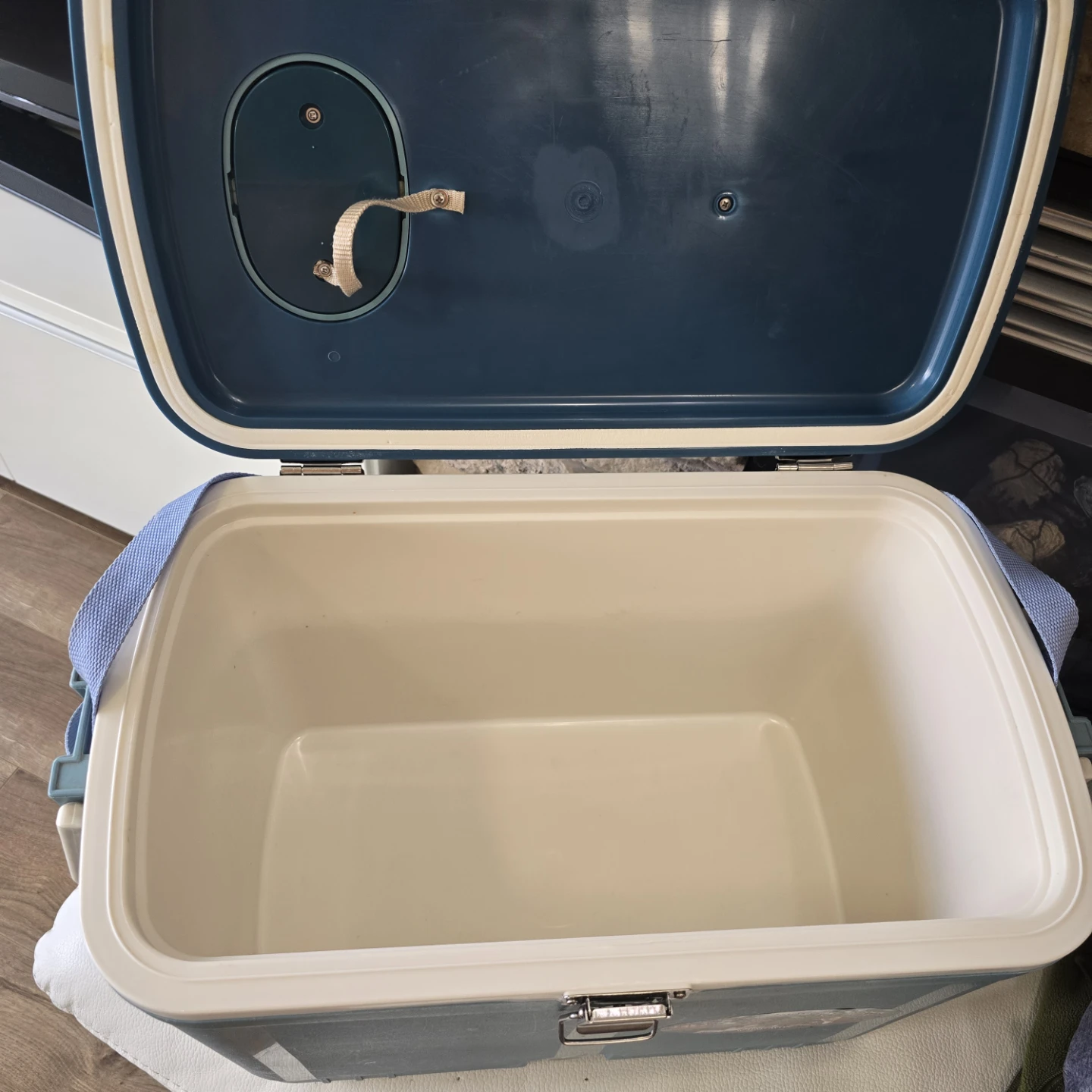 Dae Won Fishing & Leisure Ice Box Cooler 33 L - photo 4