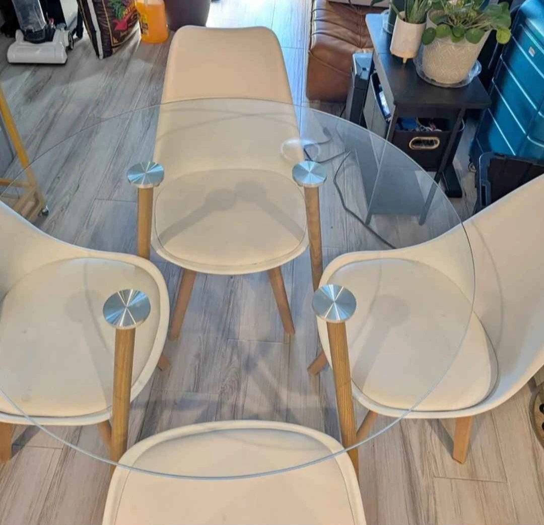 Set of 4 dining chairs only great condition