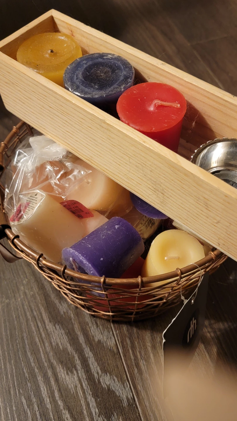 Decorative basket, 22 Votive Candles + bling tealight holder