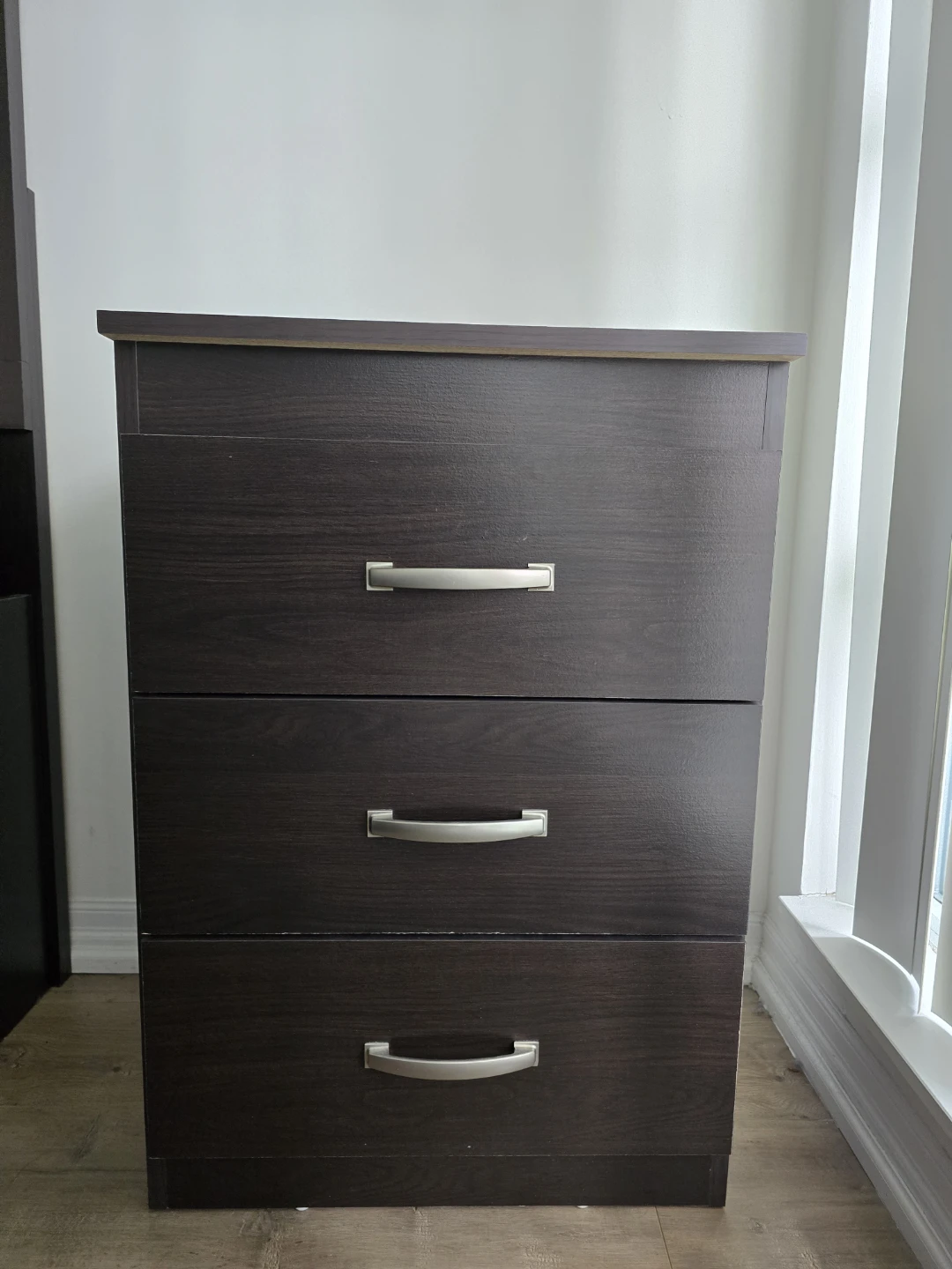 Modern 3-drawer nightstand - Like New