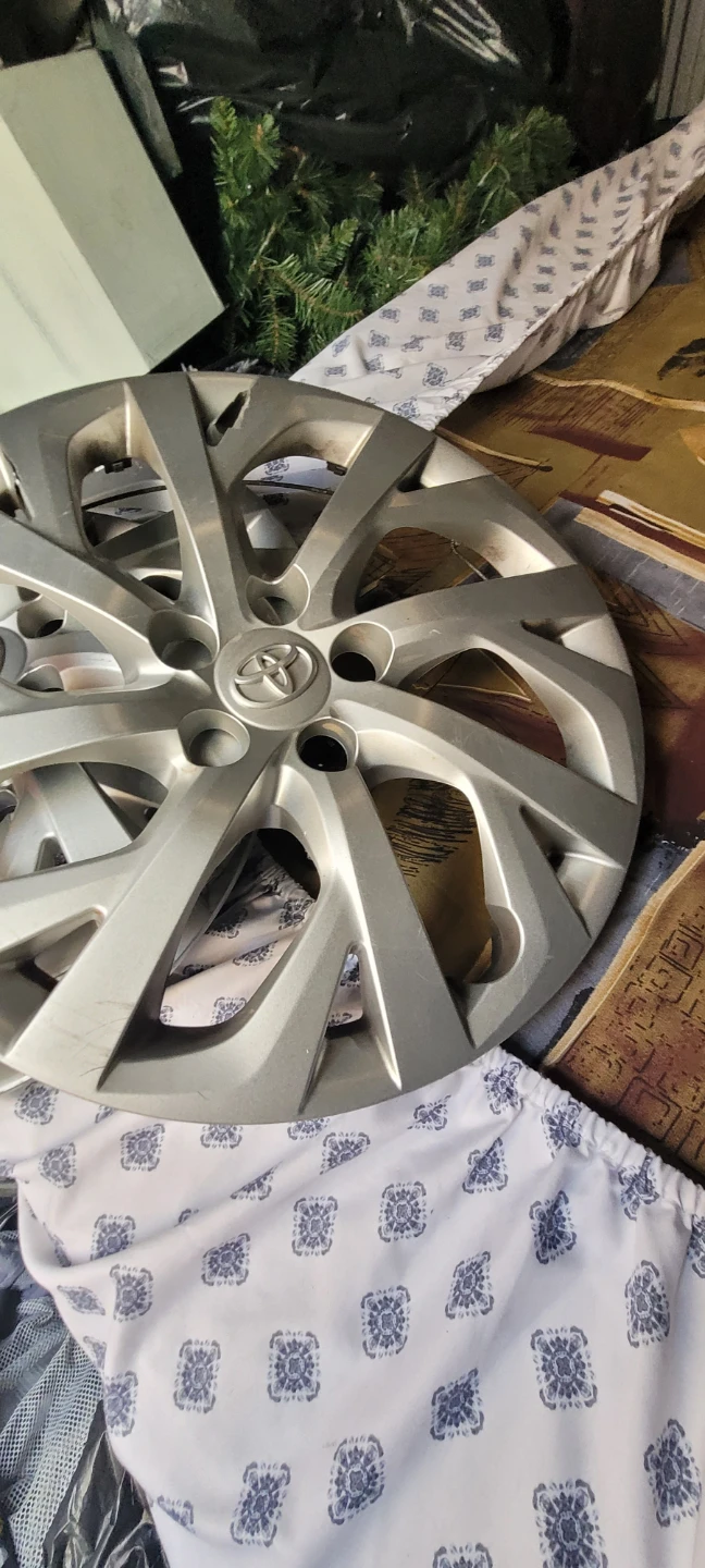 Set of 4 Toyota Hubcaps - photo 2