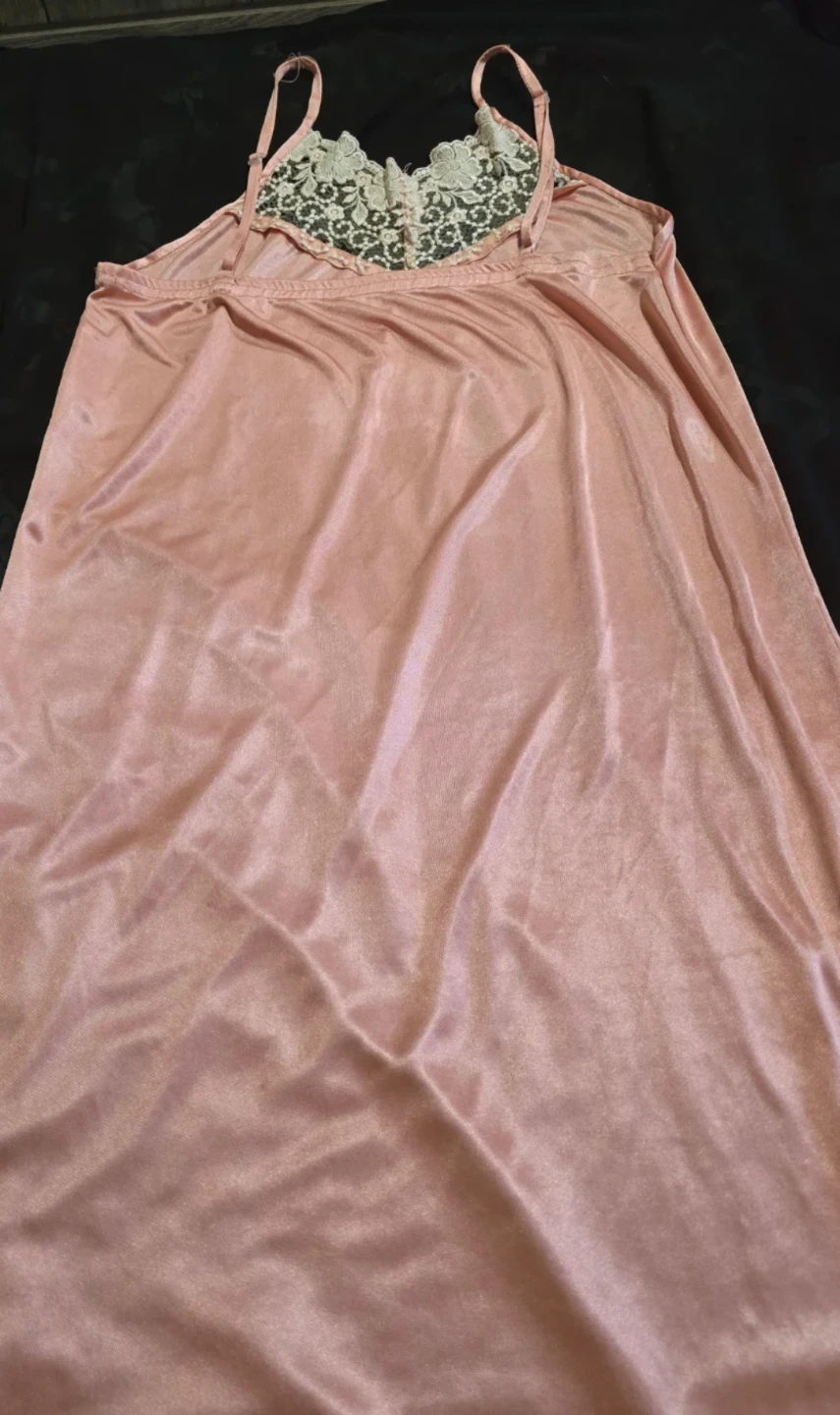 Pink satin slip with lace detail - photo 3
