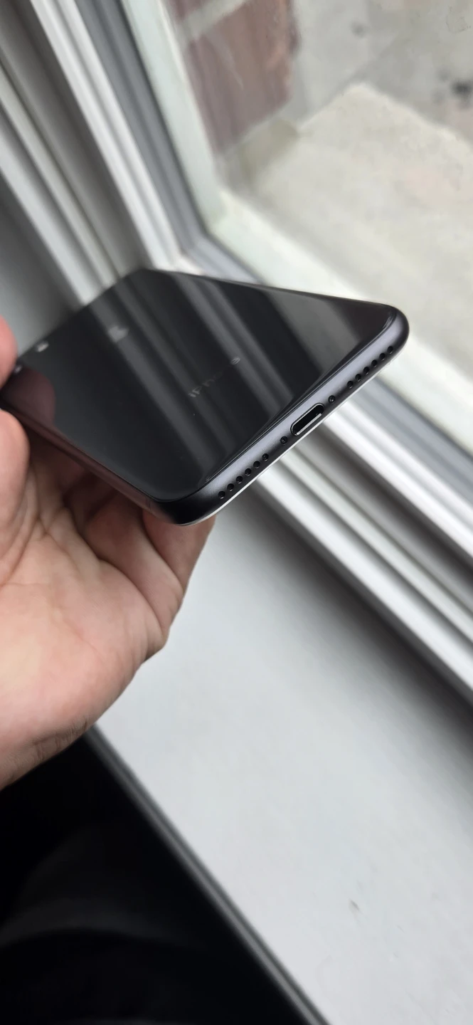 Apple iPhone 8 - 64GB brand new screen 98% battery health - photo 3