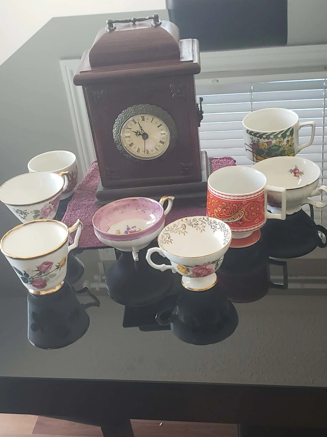 Set of 6 Vintage Teacups and a Wooden Clock